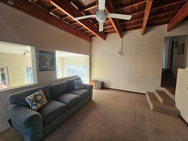 A Hidden Gem of Space, Character &amp; Tropical Charm Situated in Ocean view area - Photo 7