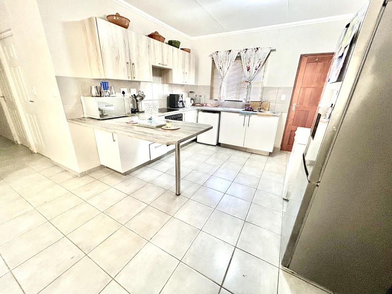 Family-Friendly 4 Bedroom Home in Osona Ext 4 - Photo 2