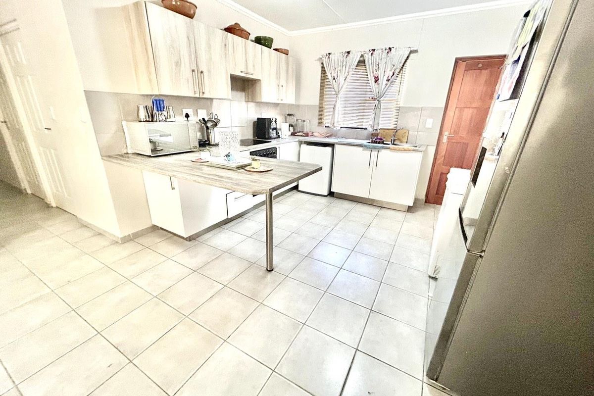 Family-Friendly 4 Bedroom Home in Osona Ext 4 - Photo 2