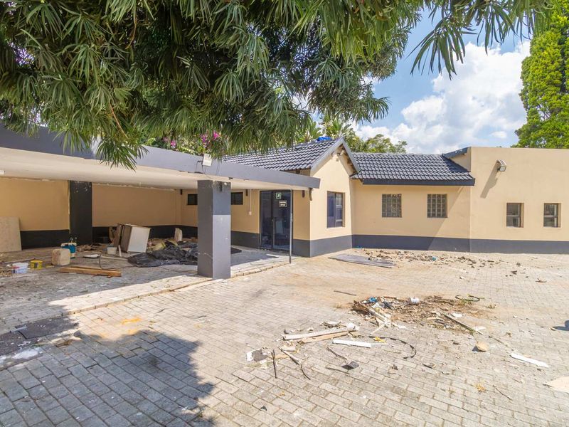 Move-In Ready: Modern Offices in Thriving Commercial Hub ! - Photo 7