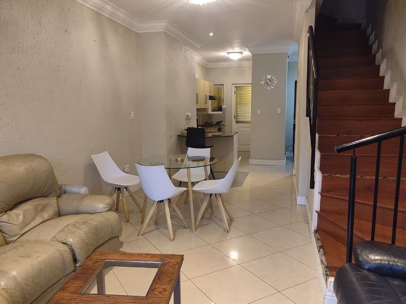 Top floor duplex apartment in desirable Morningside complex - Photo 3