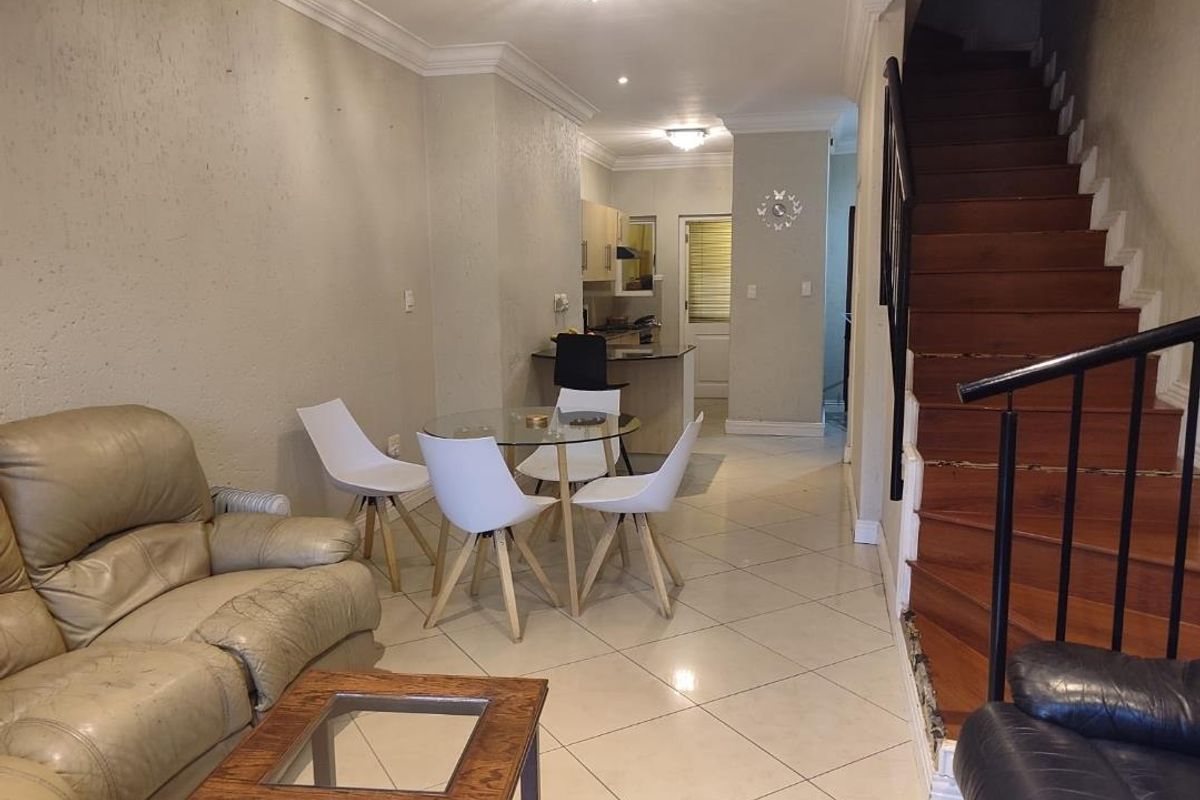 Top floor duplex apartment in desirable Morningside complex - Photo 3