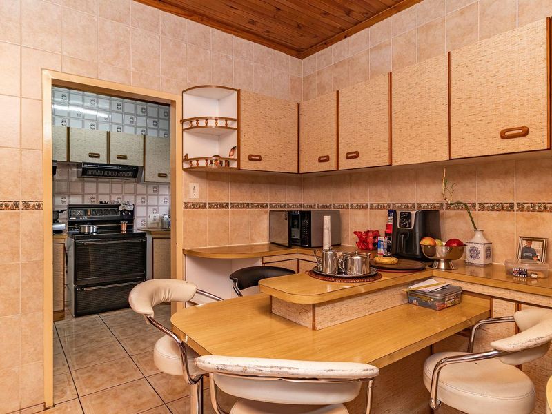 Spacious 5-Bedroom Home in Rynsoord - Photo 8