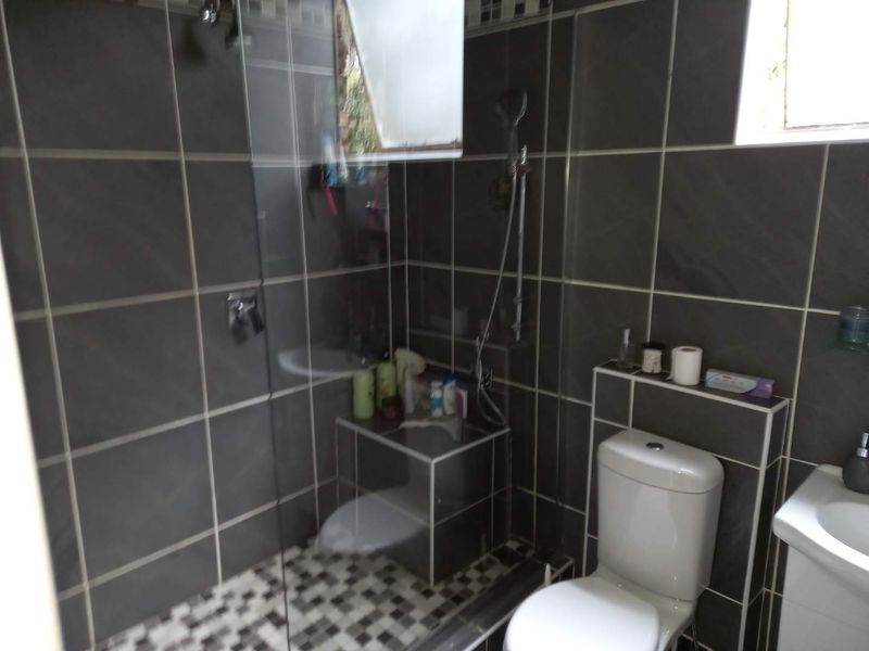 2 Bedroom 1 Bathroom unit in Cresta - Photo 3
