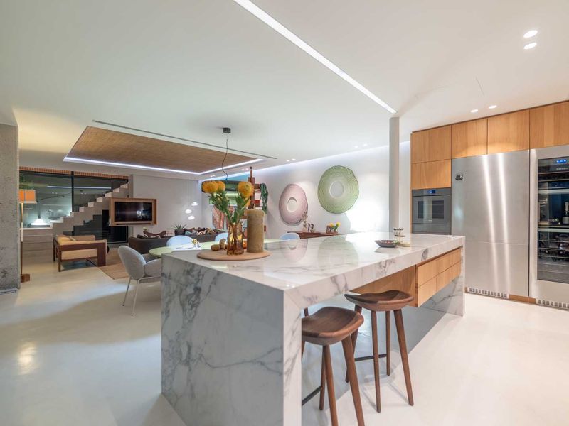 A Distinguished Coastal Residence With Elevated Architectural Presence - Photo 2