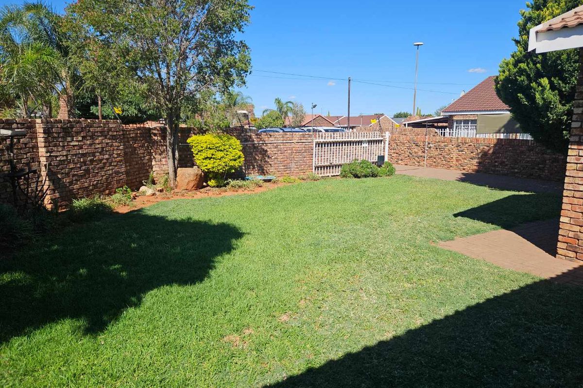 Low Maintenance Townhouse in South Ridge - Photo 2