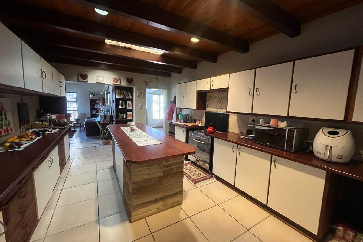 Stunning Family Home with Spectacular Views in Keidebees - Photo 5