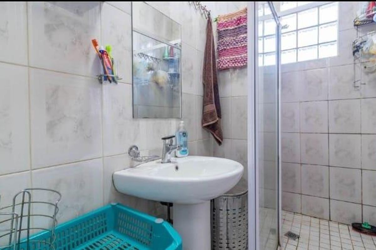 4 Bedroom House for Sale in Rewlatch ,Johannesburg - Photo 5