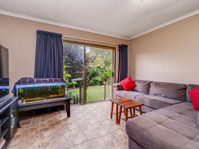 Neat 2-Bedroom Townhouse with Private Garden – Wilgeheuwel - Photo 6