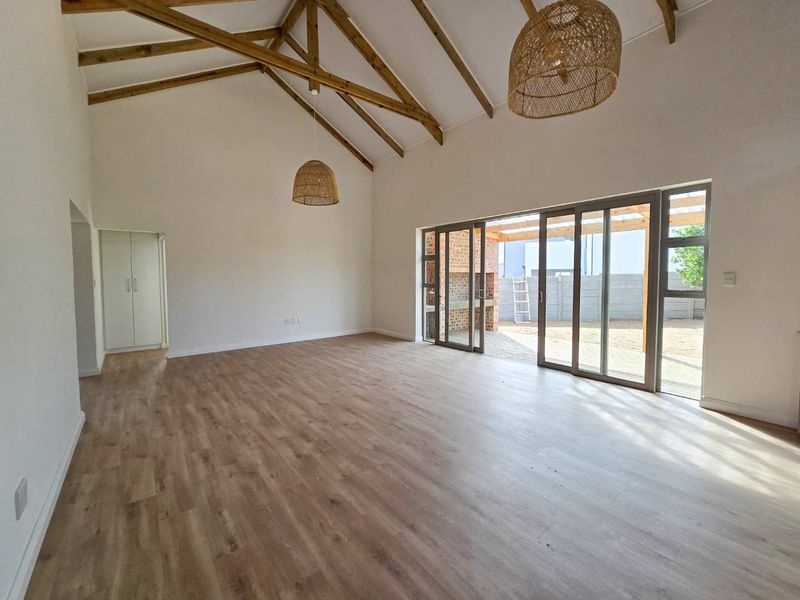 Modern 3 bedroom townhouse for sale in Stilbaai-Wes. - Photo 3