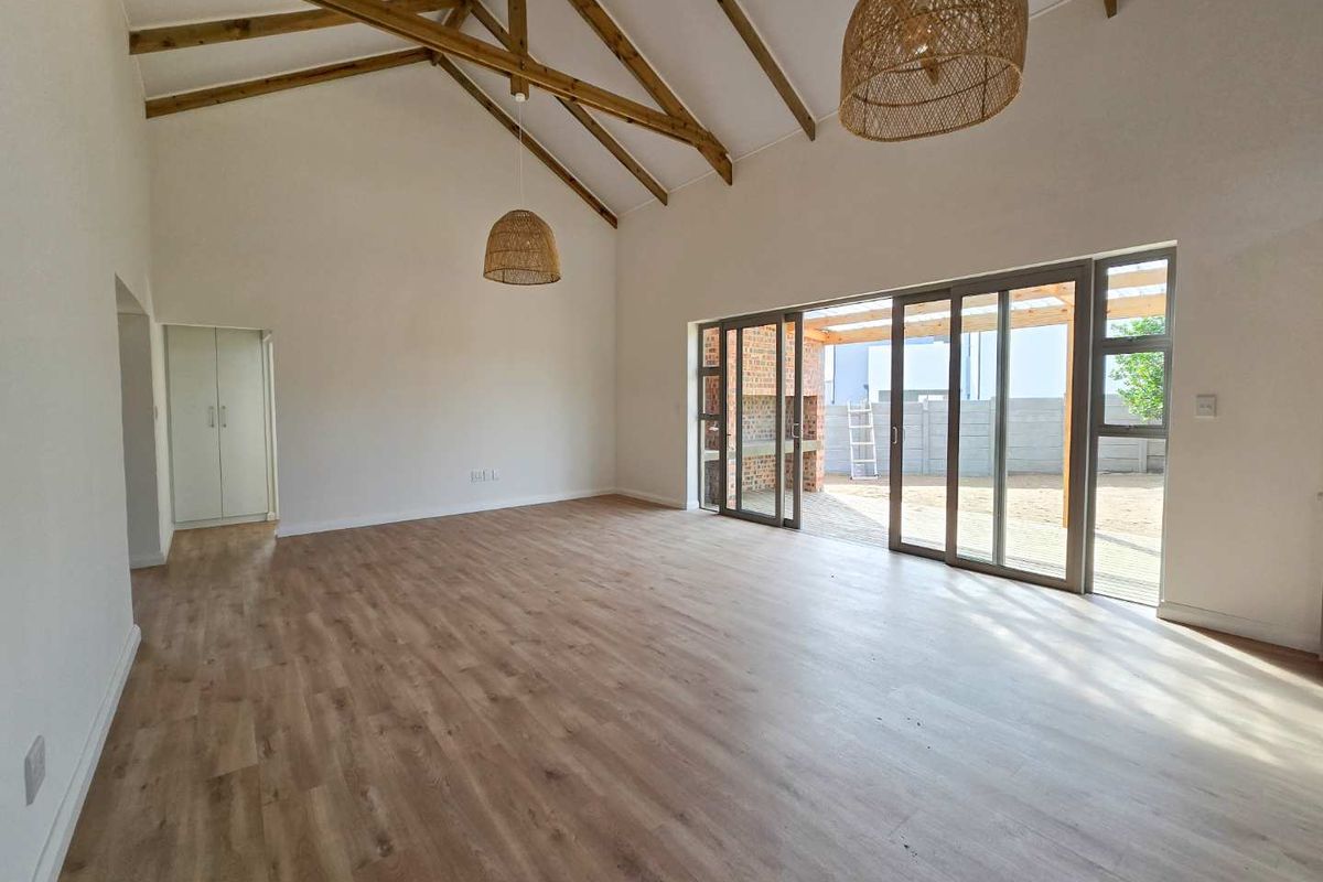 Modern 3 bedroom townhouse for sale in Stilbaai-Wes. - Photo 3