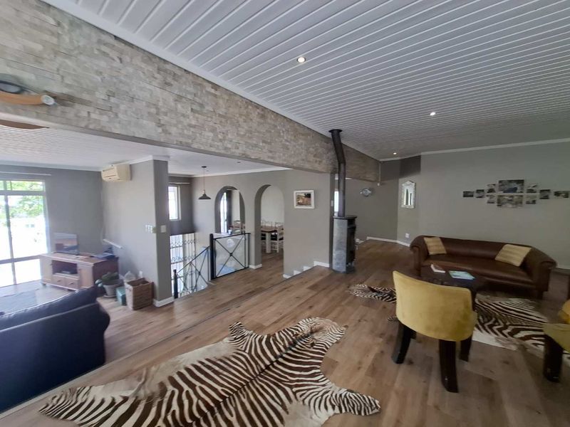 Elegant Family Home in Eros with Expansive Views - Photo 3