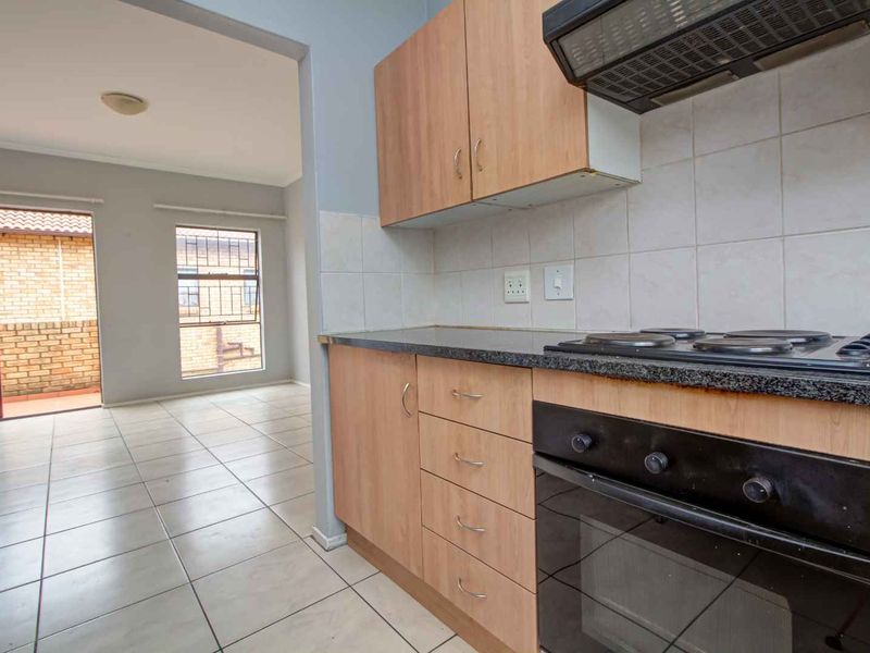 Open-Plan Living with Balcony & 24-Hour Security! - Photo 3