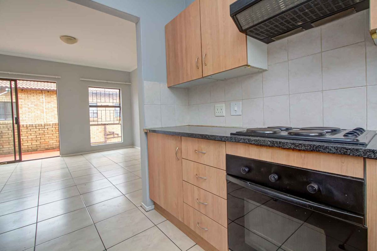 Open-Plan Living with Balcony & 24-Hour Security! - Photo 3