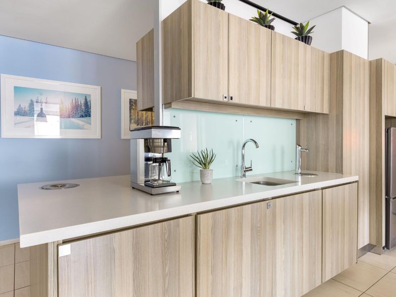 Book open plan office space for businesses of all sizes in Regus Club Place - Photo 6