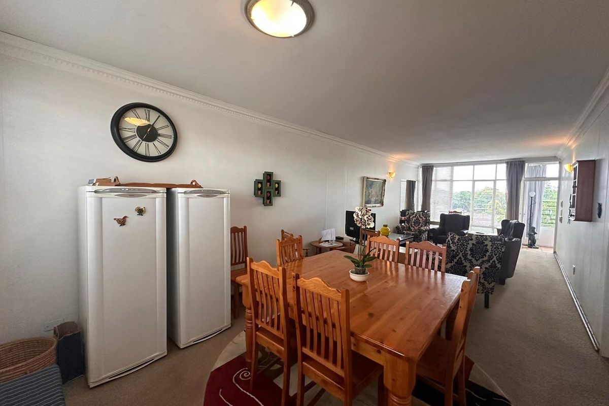 Stunning 2-Bedroom Unit in Sought-After Trafalgar Square - Photo 5