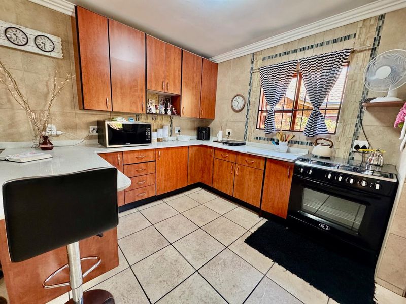 Stylish 3-Bedroom Townhouse in Bartlett - Photo 6