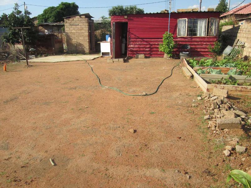 A VERY BIG STAND FOR SALE IN SOSHANGUVE BLOCK X  BARGAIN - Photo 1