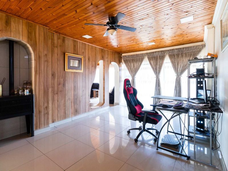 Beautiful 3-Bedroom Home with a Flatlet - Photo 5