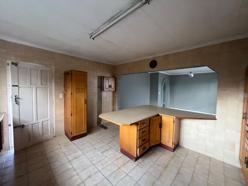 Spacious 3-Bedroom Family Home – Modern Renovations & Massive Private Garden in Western Extension! - Photo 5