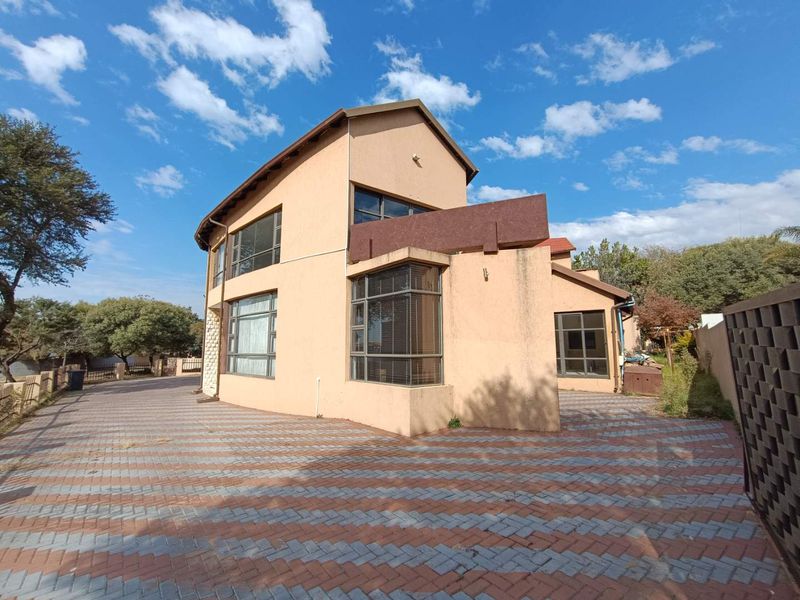 VALLEY VIEW ESTATE -  4 BEDROOM HOUSE WITH A GYM & STUDY - Photo 7