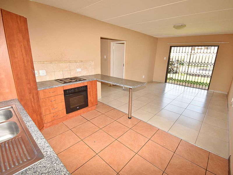 Ground Floor Townhouse - Photo 6