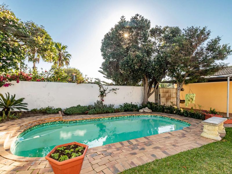 Spacious Family Home with Garden, Pool & Flatlet - Photo 2