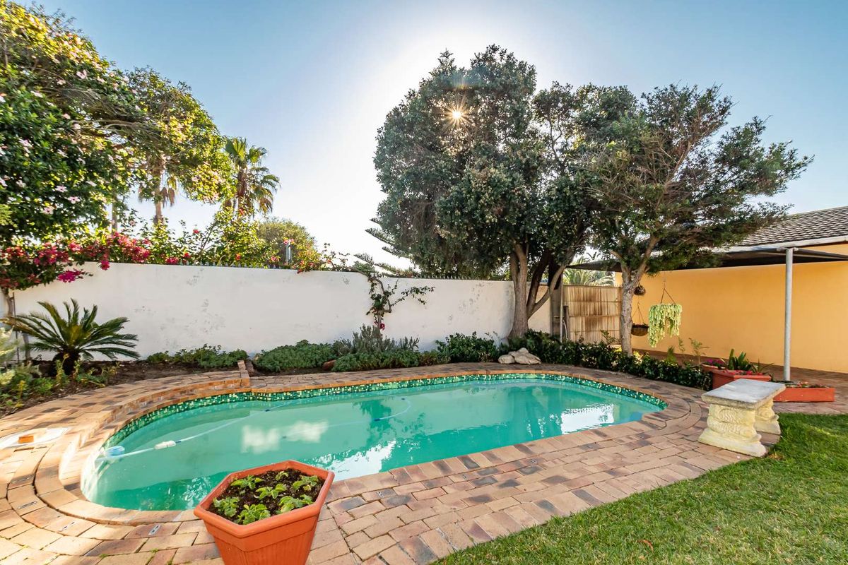 Spacious Family Home with Garden, Pool & Flatlet - Photo 2