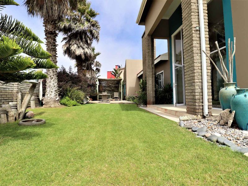 Spacious 5-Bedroom Double-Storey Family Home with Sea Views and Outdoor Bedroom in Quiet Swakopmund Coastal Area - Photo 2