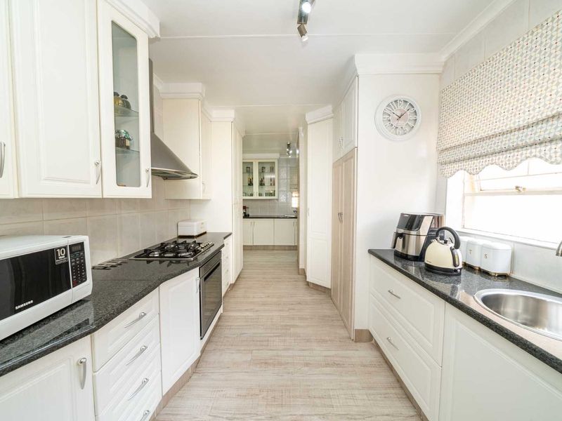 5 Bedroom Family Home with Private 2-Bedroom Guest Wing in Farrarmere - Photo 9