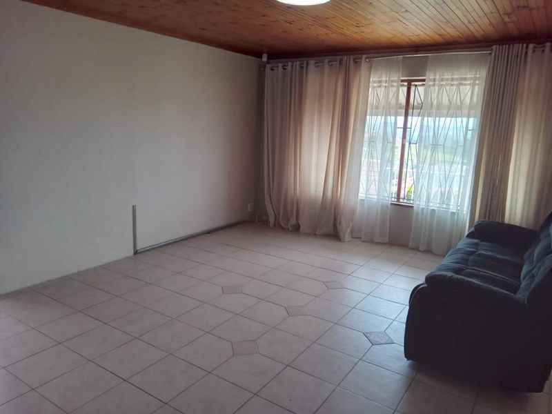 Spacious Shallcross Home with Panoramic Views and Modern Comforts - Photo 4