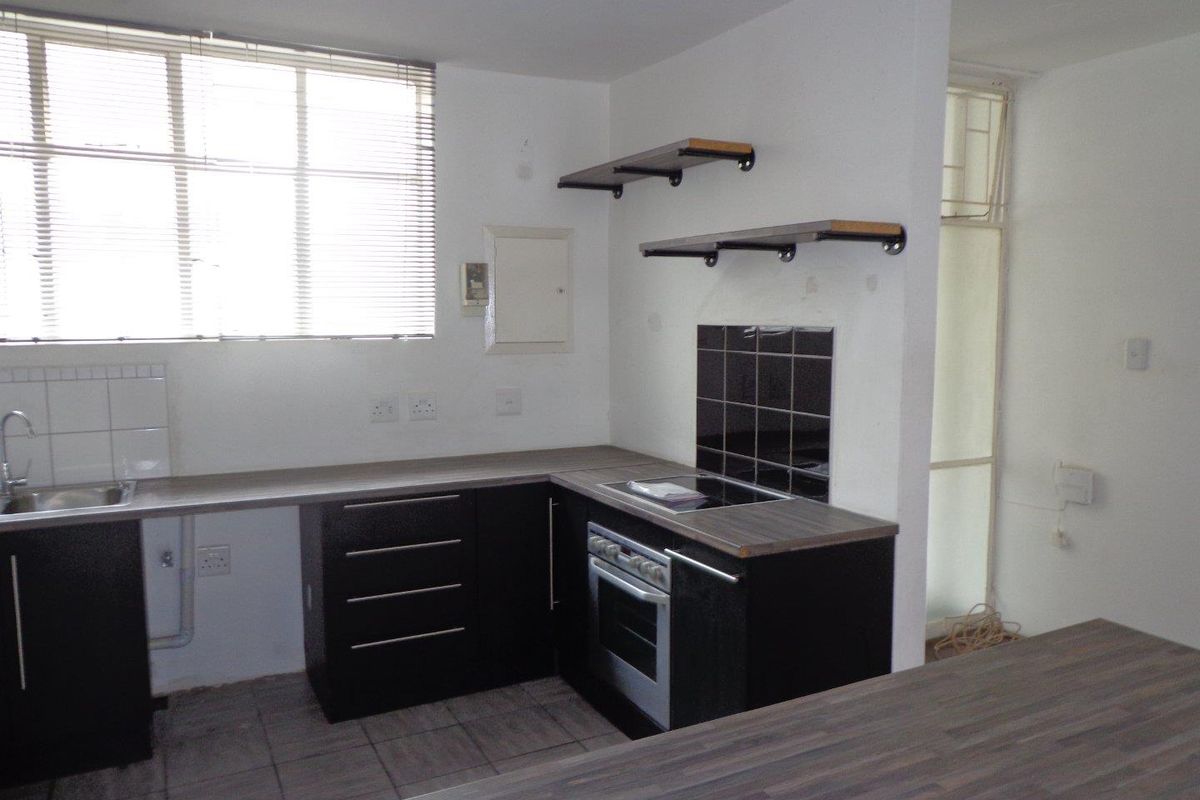Perfect location. A step away from the Killarney Mall! - Photo 2