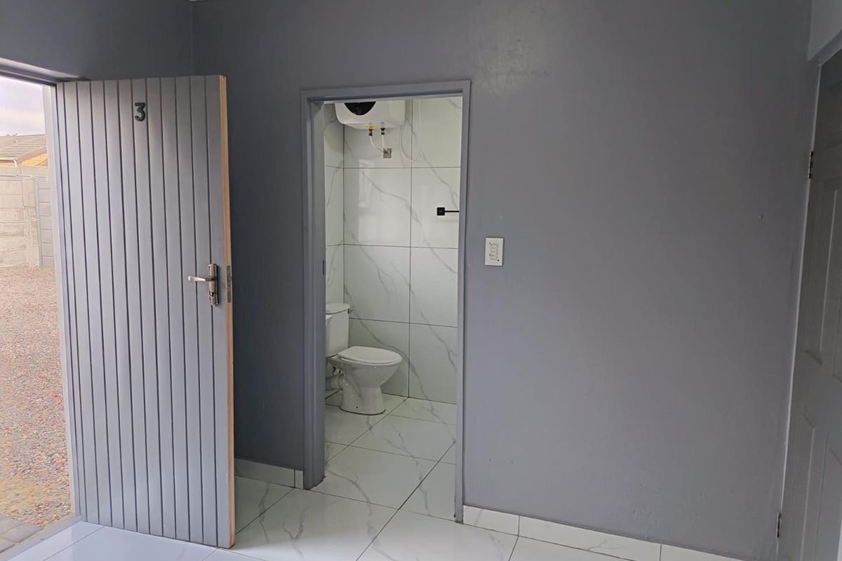 Spacious one-bedroom garden cottage in Bernadino Heights to rent - Photo 2