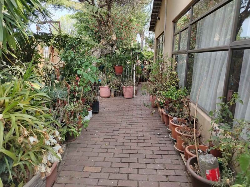 Charming Family Home in Wychwood â?? Endless Potential - Photo 2