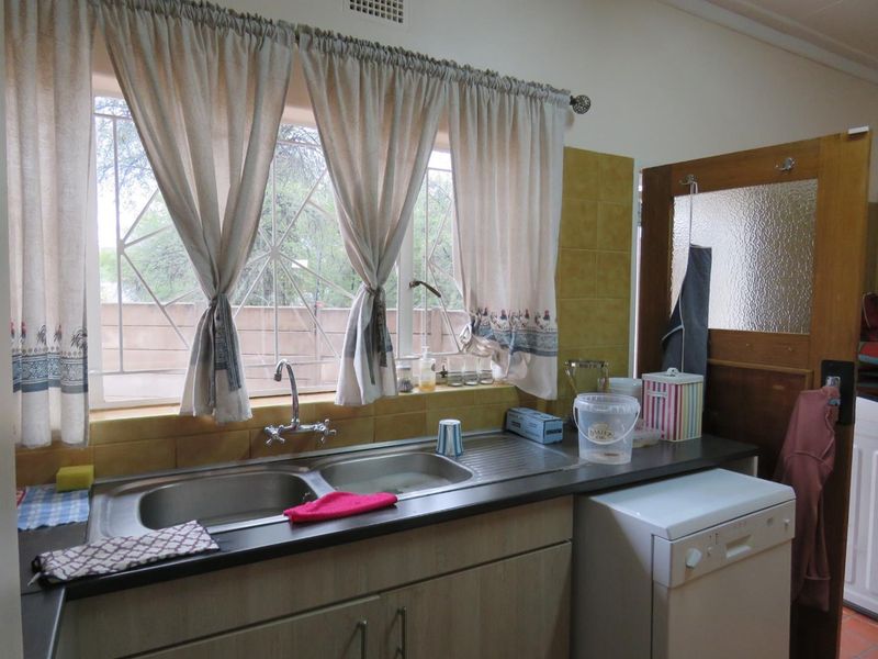 Ideal Family Haven: Spacious Home, Flat & Large Garage - Photo 6