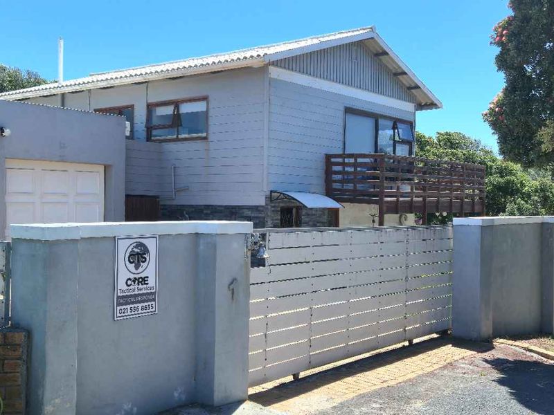 Dual living coastal home in Kleinbaai with sea, harbour and mountain views! - Photo 2