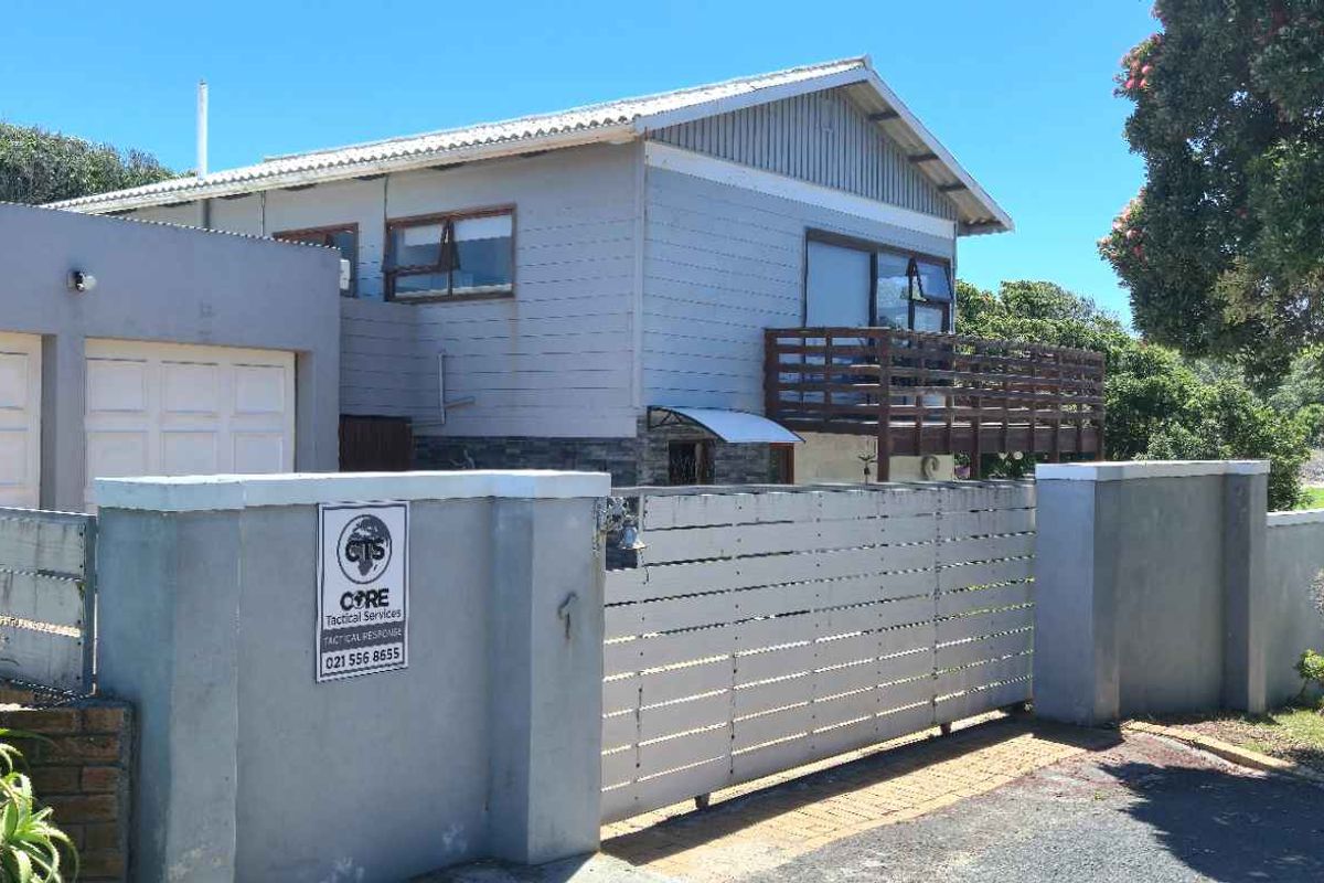 Dual living coastal home in Kleinbaai with sea, harbour and mountain views! - Photo 2