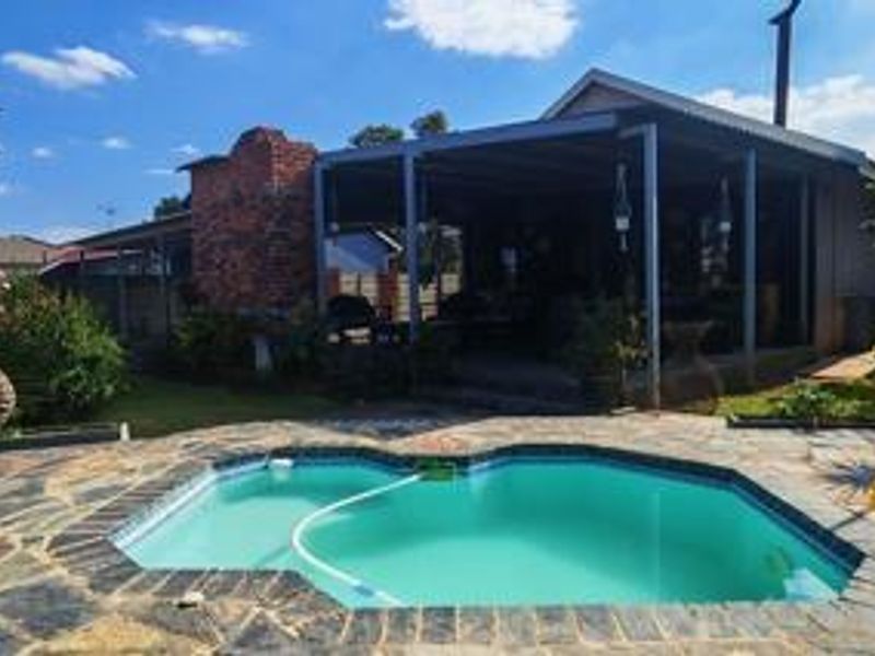 Stylishly Renovated 3-Bedroom Family Home with Pool and Entertainment Area - Photo 2