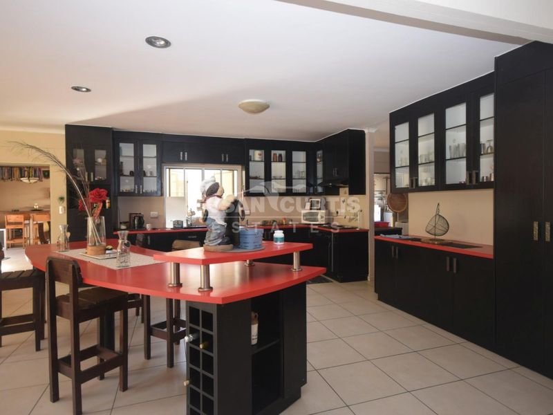 Big open house for the entertaining family - Photo 3