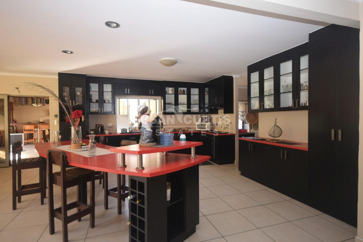 Big open house for the entertaining family - Photo 3