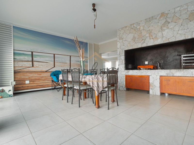 Ultimate Entertainer’s Home - Photo 8