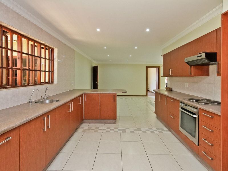 Pristine and Spacious Home - centrally located! - Photo 10