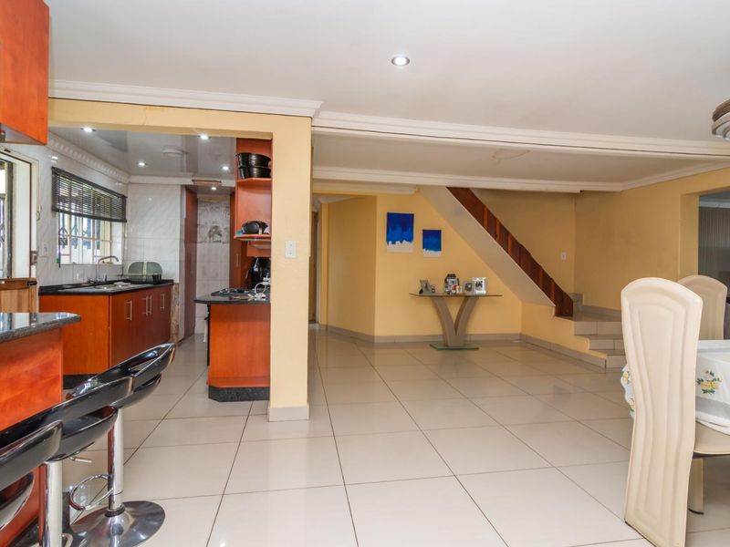 Space galore Gem in Greenhills - For Sale - Photo 2