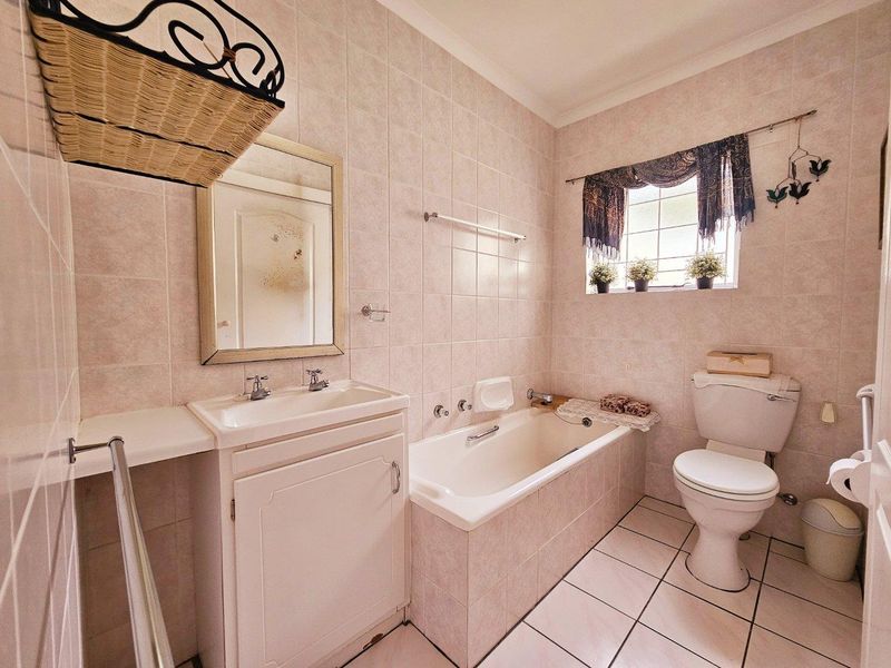 Modern & Secure 2 Bedroom Townhouse - Photo 10