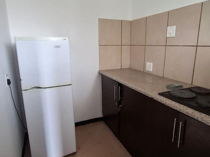 **Charming Shared 2-Bedroom Unit in Quiet Neighborhood – Ideal for Students** - Photo 5