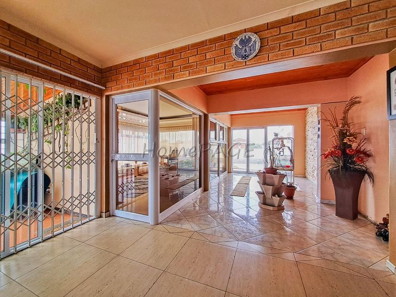 Central Walvis Bay:  Spacious 3 Bedr Home with 2 Bedr Flat is for Sale - Photo 8