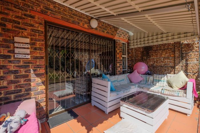 Property #2403958, Townhouse Sold in Kelvin