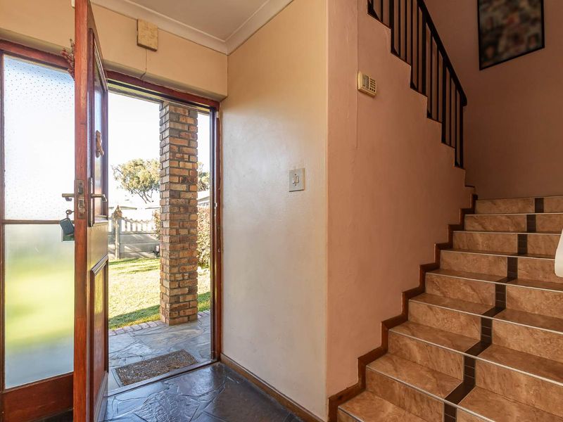 4 Bed Double Storey family home - Photo 9