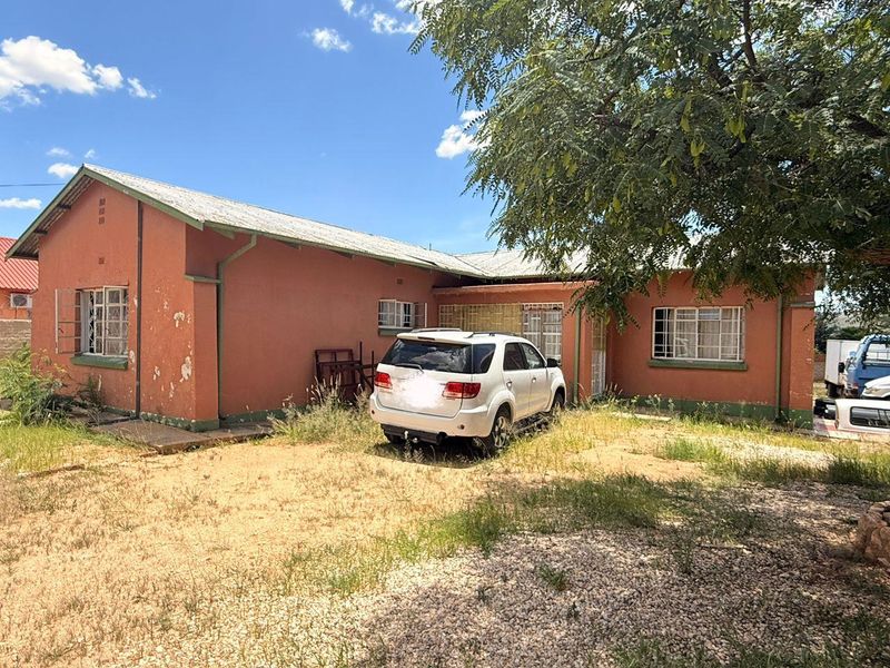4 House for sale in Windhoek North with 3 Rooms outside - Photo 4