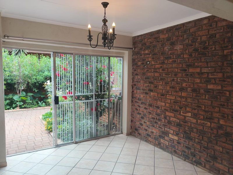 Elegant 2 Bedroom Ground Floor Home: Secure, Pet-Friendly, Perfect! - Photo 7